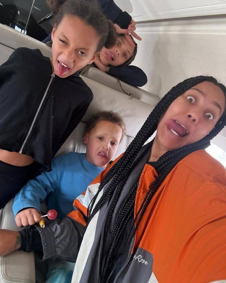 库里母亲节表白阿耶莎:永远感激能和你一起踏上为人父母的旅程