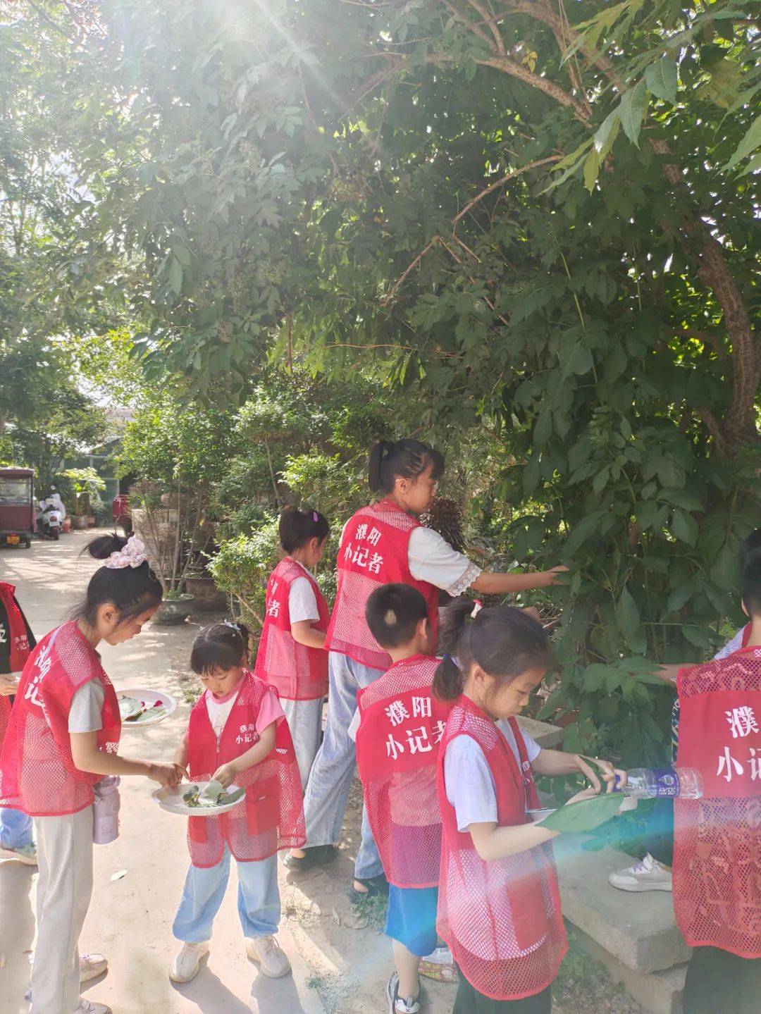 沉浸式职业体验:《小小银行家》濮阳广播电视报社组织小记者们走进