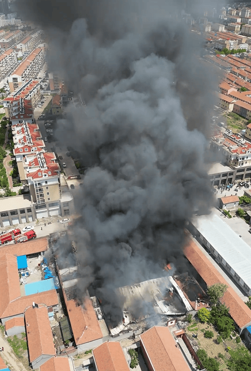 浓烟笼罩!烟台一制衣厂发生火灾火势凶猛,消防回应:无人员伤亡