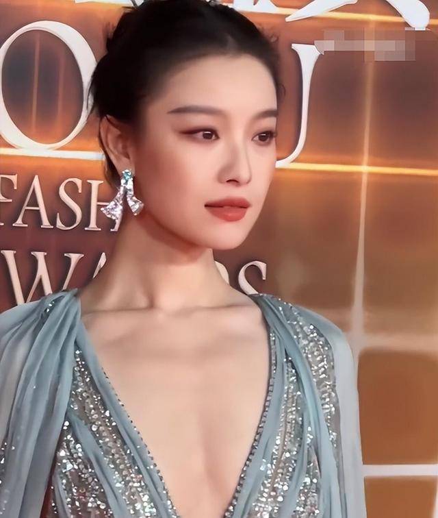 明星齐聚北京红毯,倪妮美绝了,吴昕变漂亮,李小冉撞脸