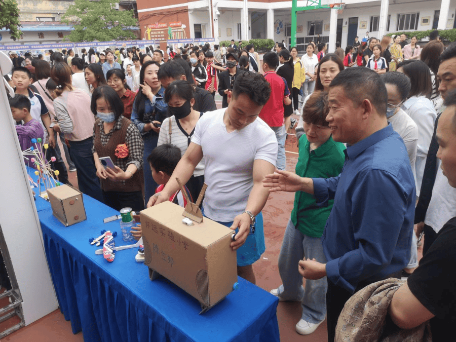 5月11日下午,学校邀请怀远一中马承刚老师为获奖学生作了题为《仿生