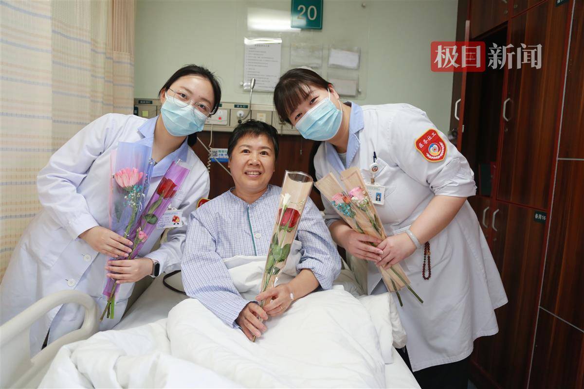 爱心花束、温馨合影、健康礼盒……多方爱心共同致敬病房里的母亲(图1)
