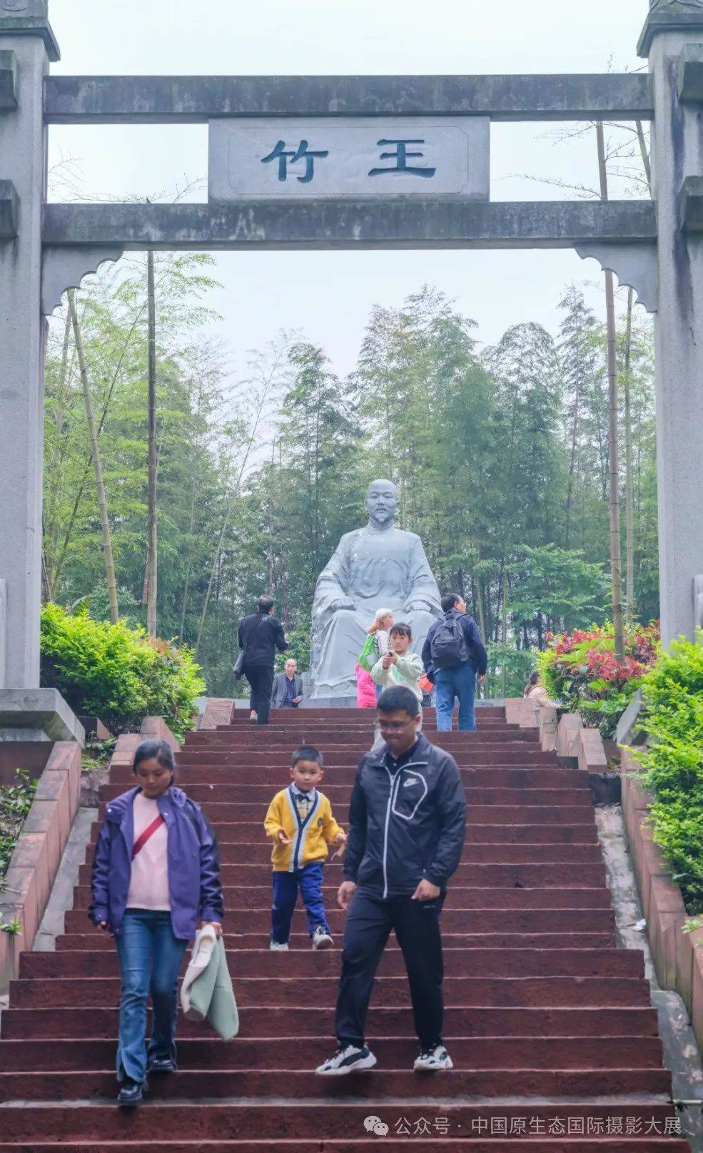 阳光透过竹叶的缝隙,漫步竹林小径,竹王雕像观海楼感受那份"山风吹过