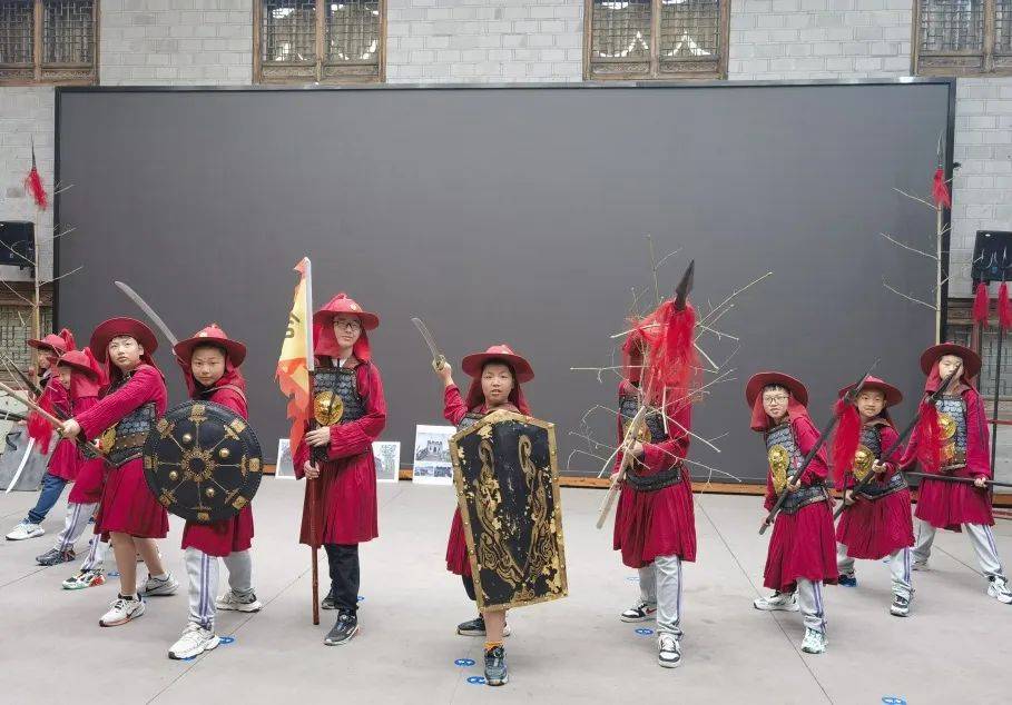 在金海鹏,卢亮亮老师的指导下,小小戚家军们或执长牌,或执狼筅,或执