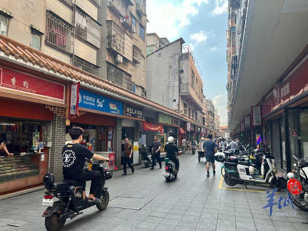 广州白云三元里村将禁止电动车入村停放,记者现场直击