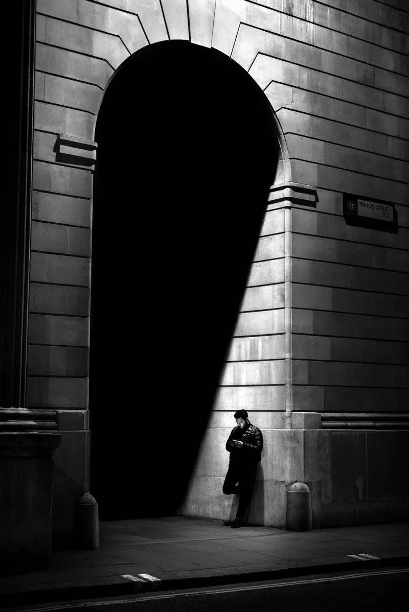 分享| 黑白都市中的孤寂_作品_城市核心_观众