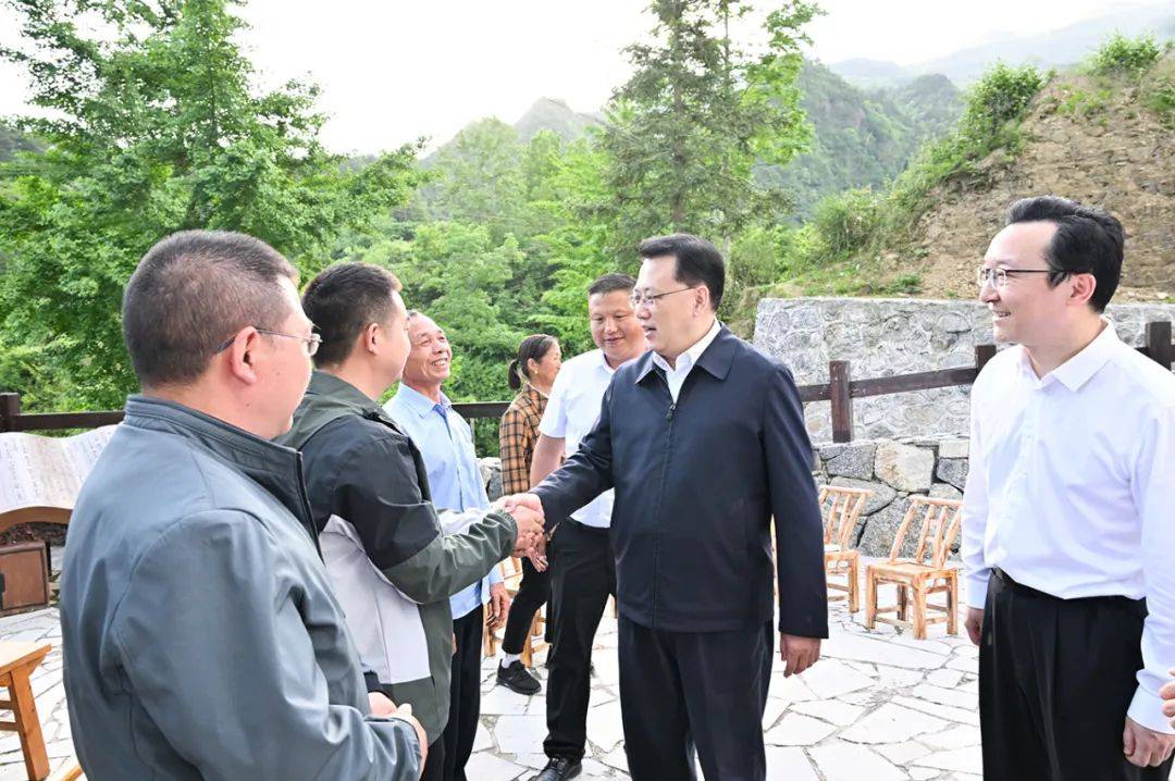 5月13日,在酉阳县花田乡,市委书记袁家军面对面接待来访群众,听取意见