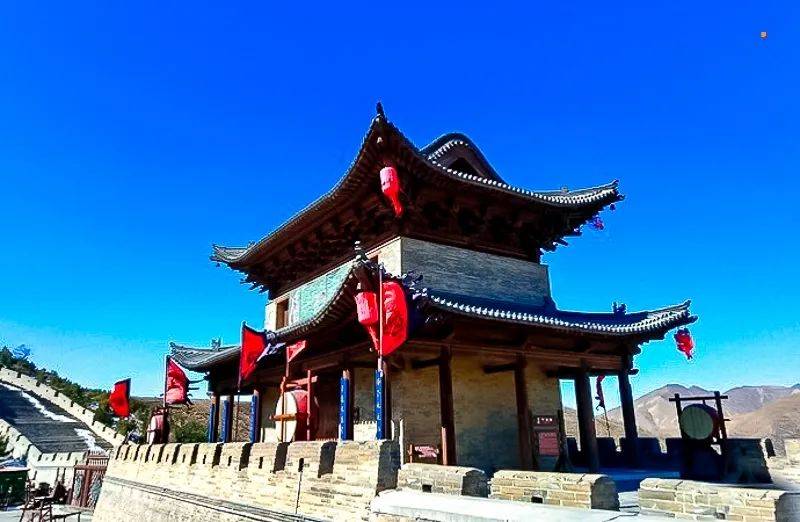 站在宝塔山上,可鸟瞰延安整个城区.