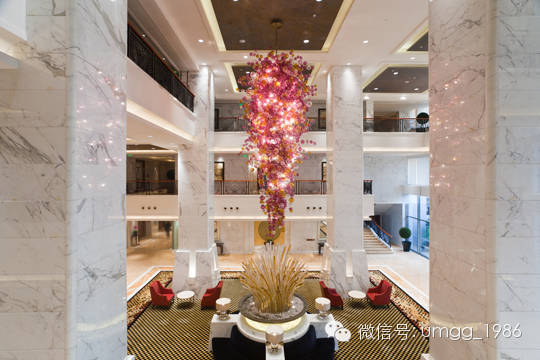 【厦门日航酒店】两层高索菲特金圆柱中,嵌入大块贝雅红作为点缀,这