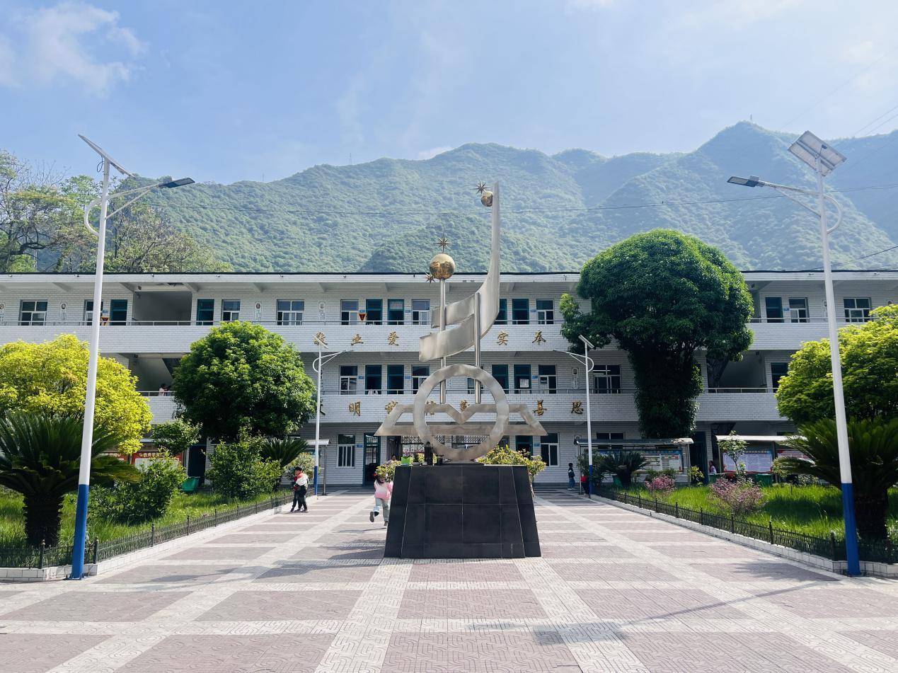 爱心亮教室 温情送学生——国网安康水电厂助力"电力爱心教室"