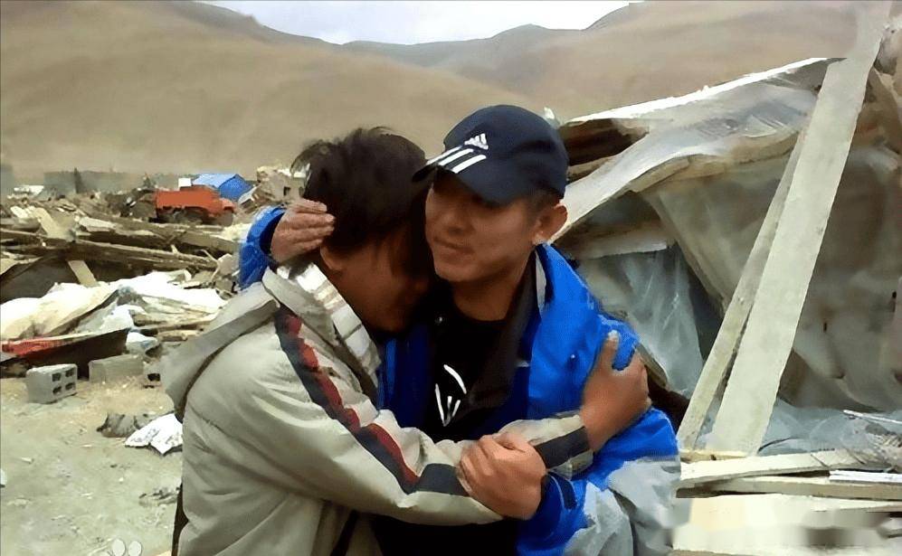 功夫巨星李连杰现身五台山,住持亲自来迎接,面容苍老需保镖搀扶