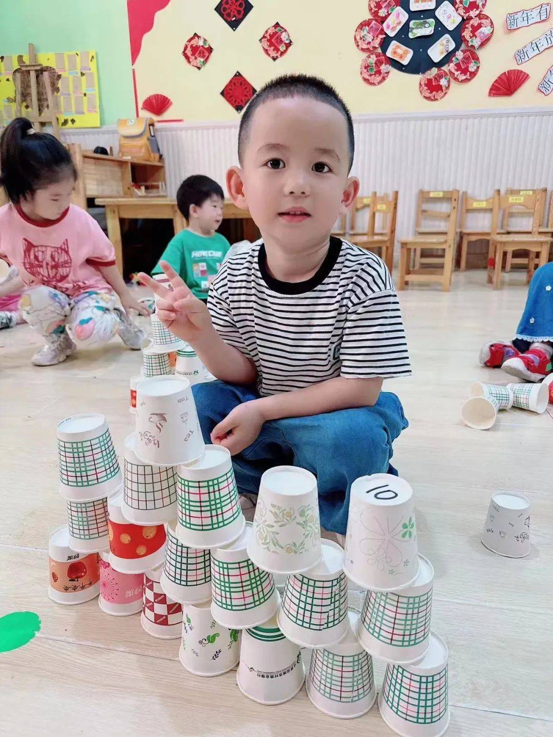 小纸杯,大精彩——关铝幼儿园纸杯游戏