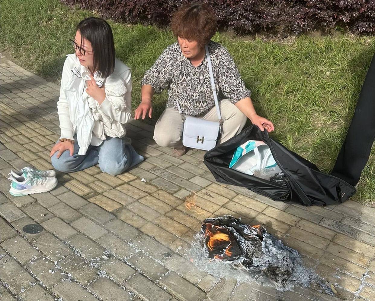 南通车祸女孩遗体火化!妈妈崩溃,家人被120拉走,灵堂全被清空