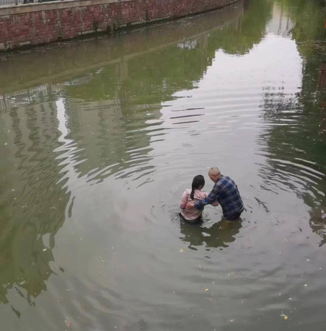 "松江这个保安勇救跳河女子_王广成_河中_淤泥