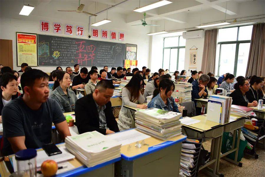 通过上述系列活动高二年级全体学生定能百尺竿头思更进,策马扬鞭自