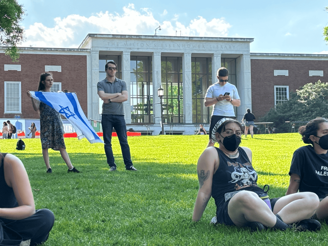 一名女学生手持以色列国旗,站在营地边缘06南加州大学吴郁(人文方向