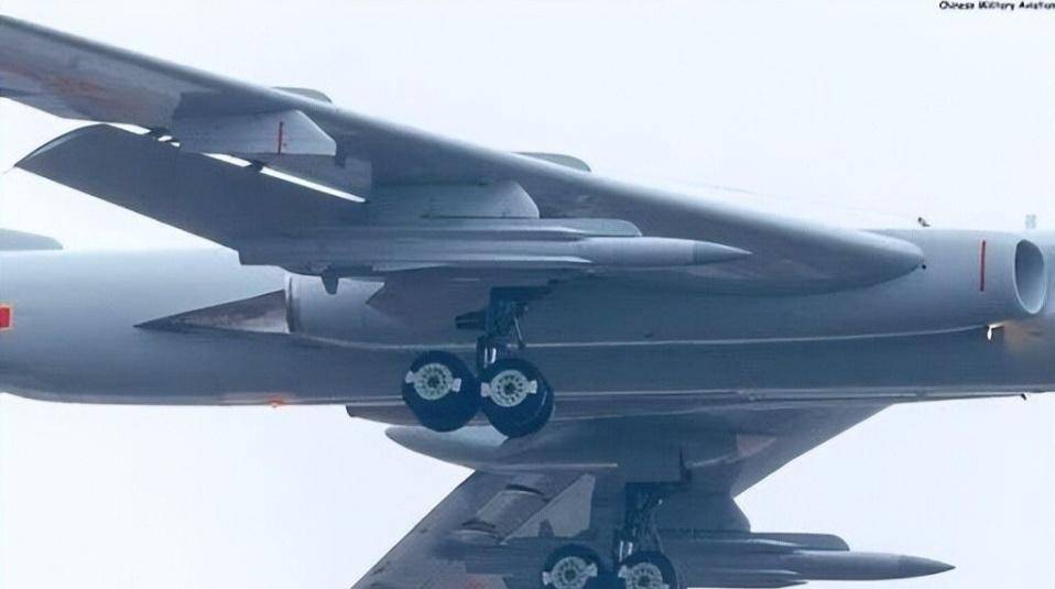 我军轰-6战略轰炸机能够携带鹰击-12的空射型,岸防部队也换装了鹰鼢