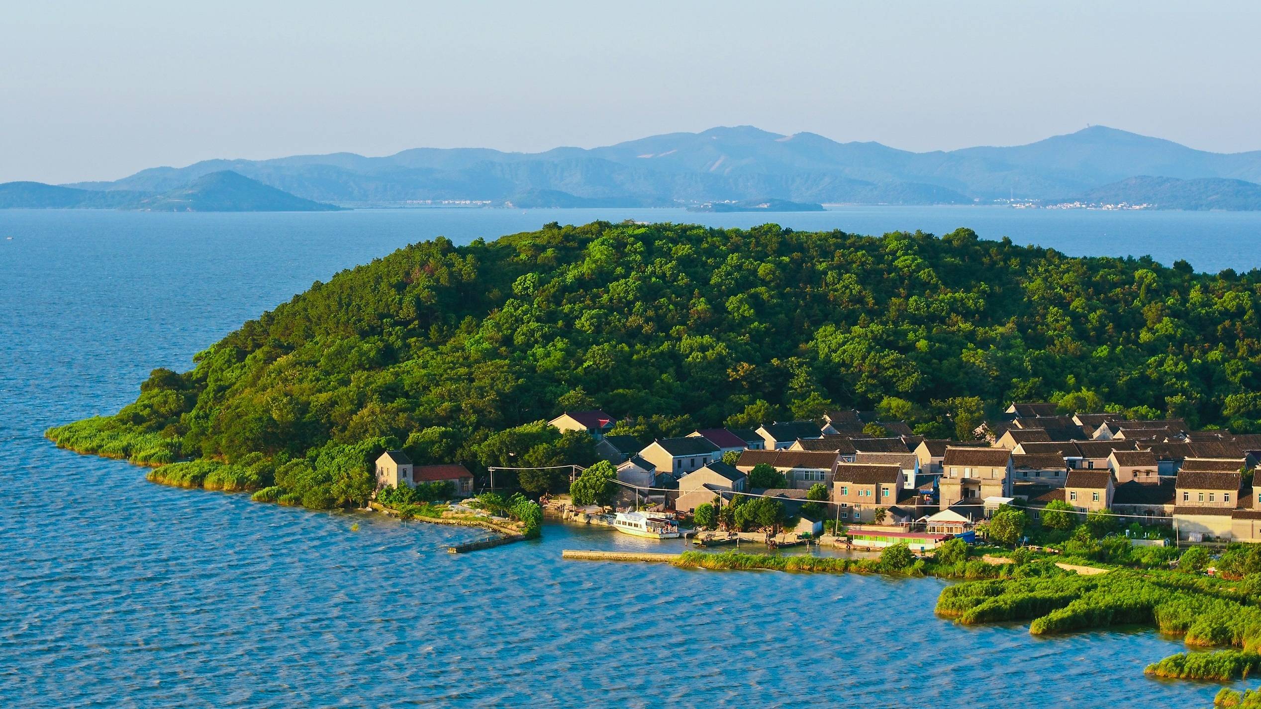 水乡的风景三山岛因"北山,行山,小姑山"三峰相连而得名,有"太湖小蓬莱