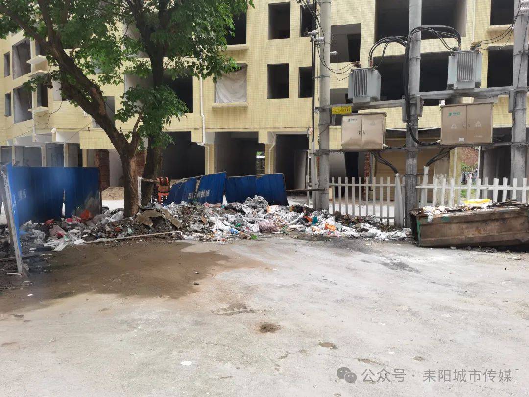 耒阳市新城一路腾凤新城c区变压器垃圾成堆