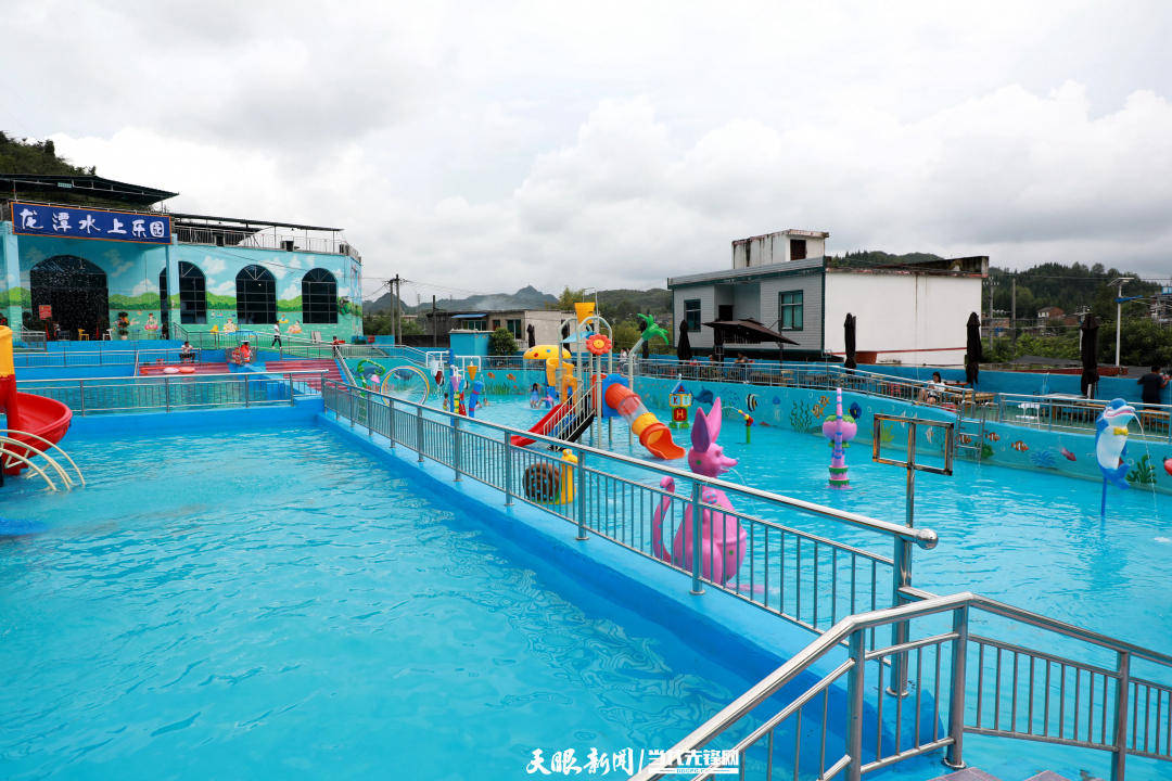 "现在我们村发展很好,生活条件好,环境卫生好,山水风光好!