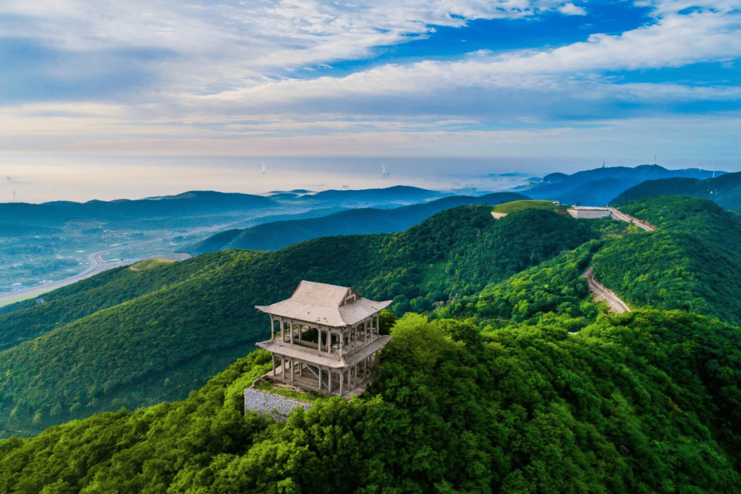 5月18日-19日在东宝区圣境山滑翔基地还将开展荆门市第三届滑翔伞比赛