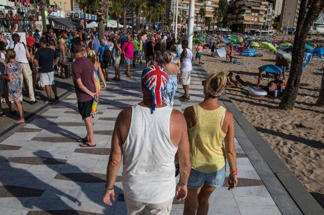   西班牙对游客着装有严格规定，违者将面临罚款。