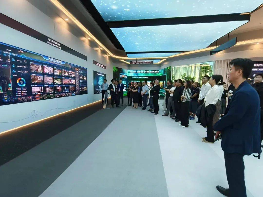 走进华为北京会展中心,参观团一行首先在展厅参观,了解华为企业战略与