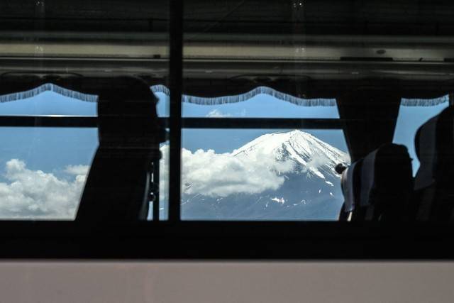   为应对过度出行，富士山热门徒步路线受到限制。