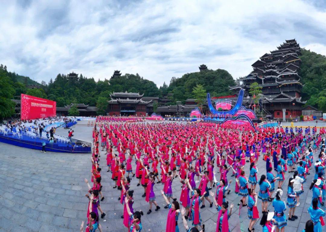 彭水是世界的苗乡,经过多年的传承与传播,踩花山节已经不只是苗家儿女