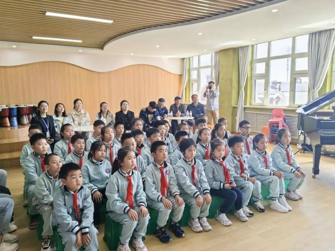 此次活动得到了哈尔滨美佳外国语学校师生们的热烈欢迎和积极响应.