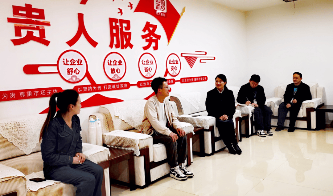 充分发挥政务大厅政府部门资源集聚,直面企业群众优势,以"家"的服务