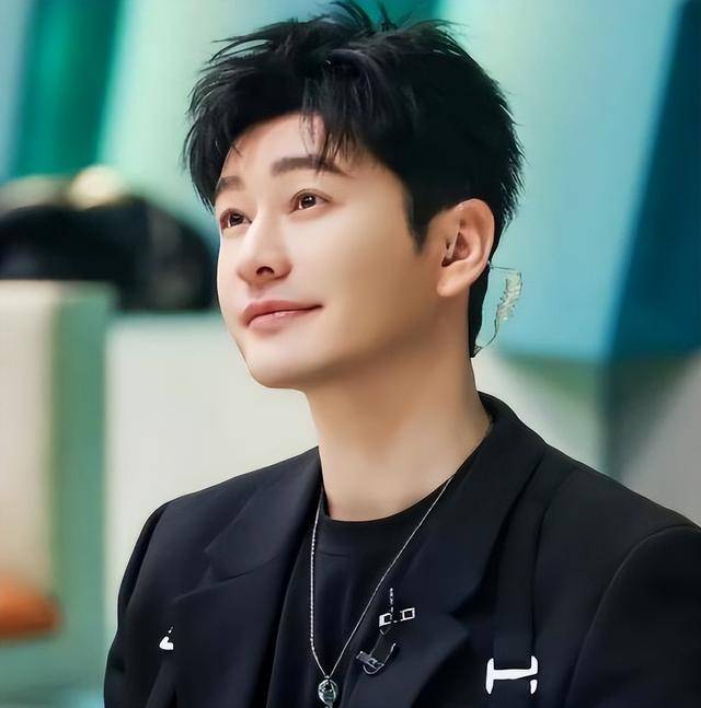 好事将近!叶柯黄晓明秀恩爱,晒钻戒谢谢老公,同款图文疑官宣