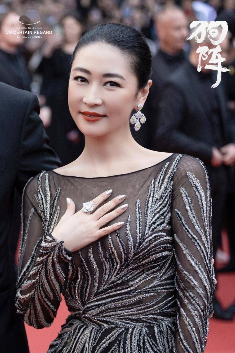 戛纳红毯:管虎牵手老婆大秀恩爱,评论区却被"马伊琍"淹没了!