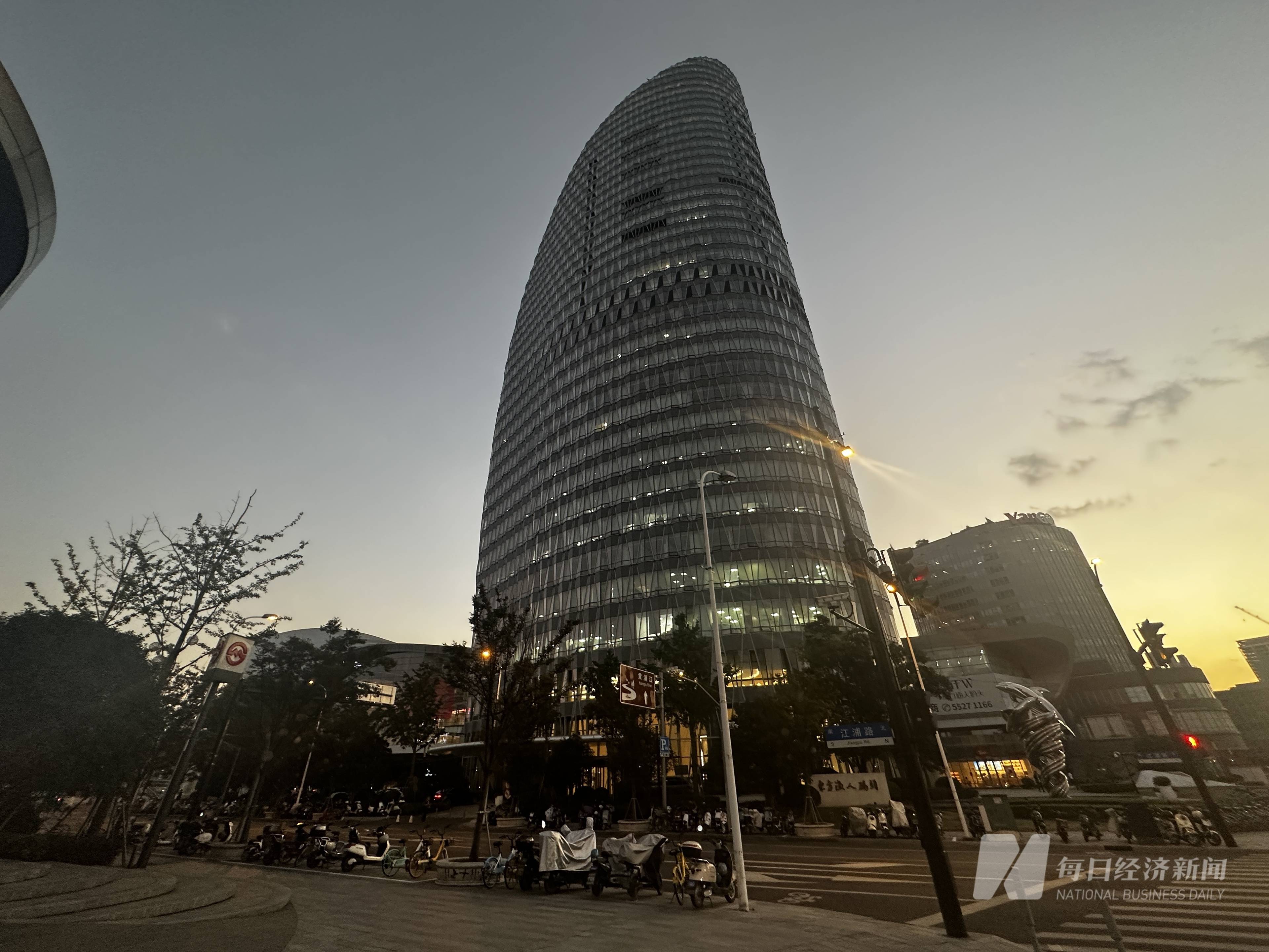 号搬迁至此,钟薛高曾在这栋大楼中租下3楼和23楼两层物业用于总部办公