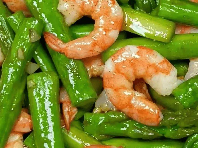 二,芦笋炒虾仁4,加入豆瓣酱翻炒几下,炒匀即可出锅装盘开吃.