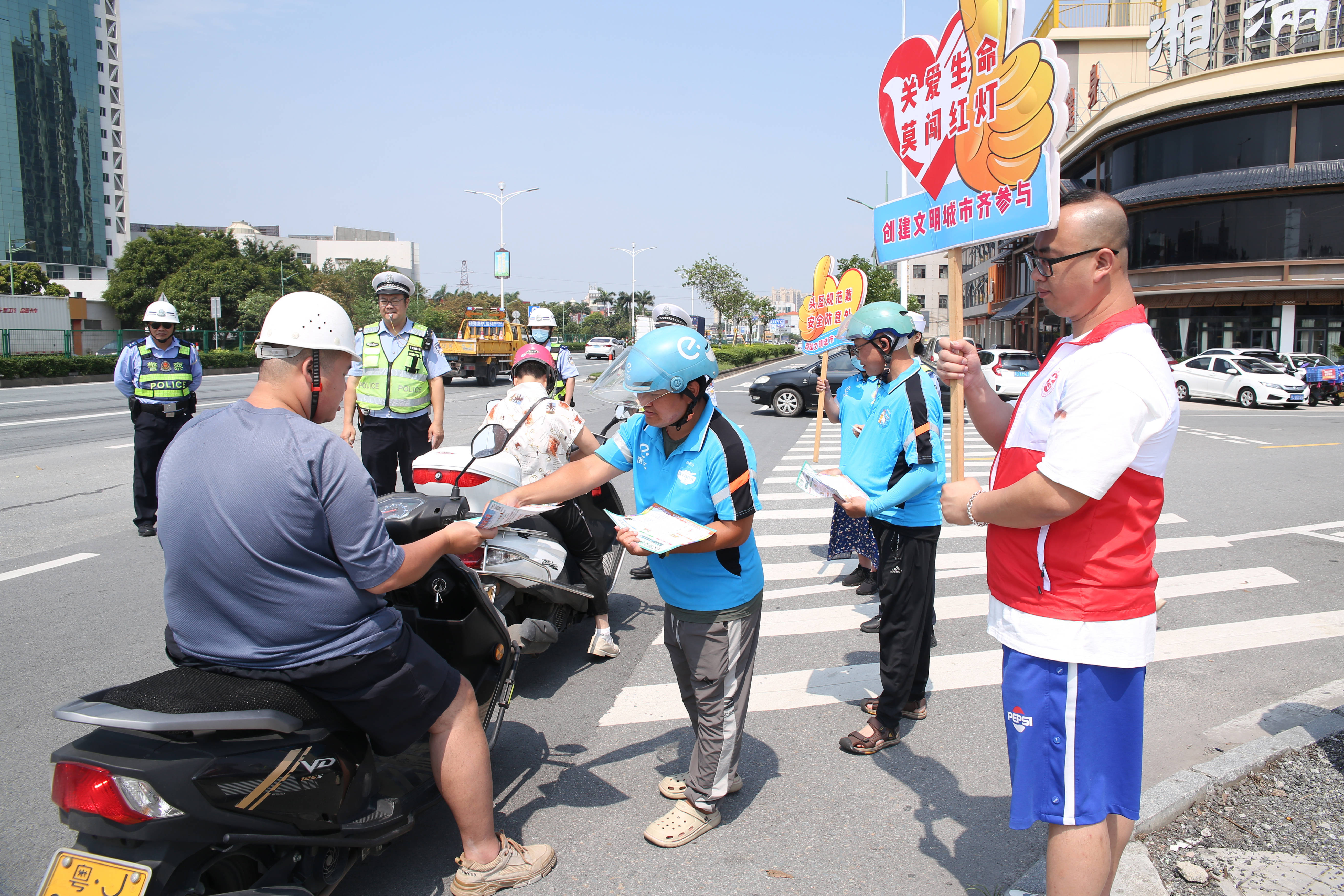 公安交警联合外卖骑手上路开展交通安全劝导宣传活动_头盔_文明_意识