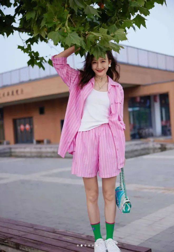 王鸥当妈后换了风格,穿条纹衬衫 短裤 小白鞋,41岁美出新高度