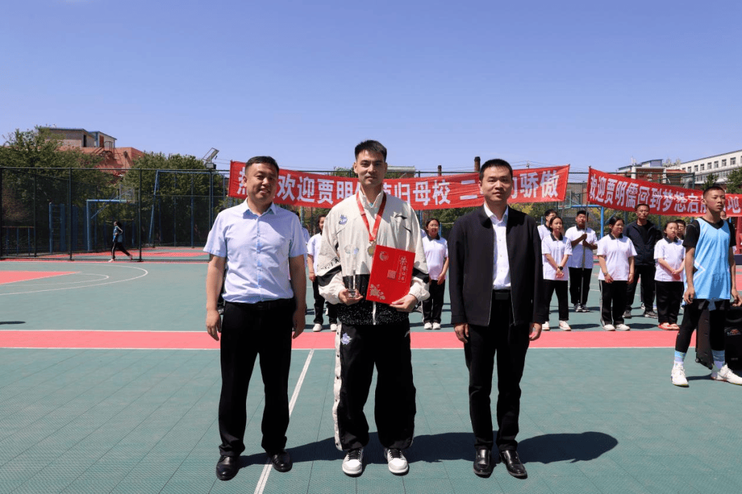 实名羡慕!cba球员贾明儒回到母校梨树二中 "零距离"指导学生训练