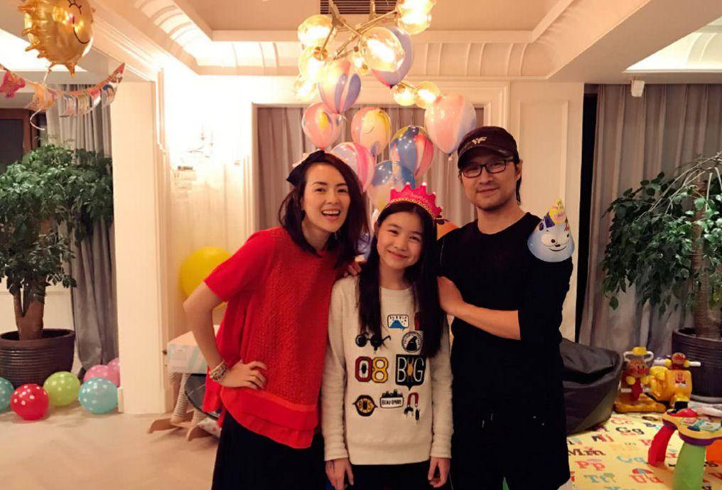 5月13日的时候,汪峰晒出了自己在家里的自拍照,还说是朋友建议他多发
