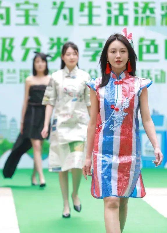 编织袋等废旧物品,改造成时尚的"衣裳",将环保理念融入时装秀,用"新