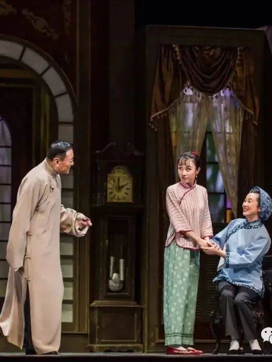 滋润了我国话剧园地震撼了我国话剧舞台她席卷半个世纪,如惊雷,也如