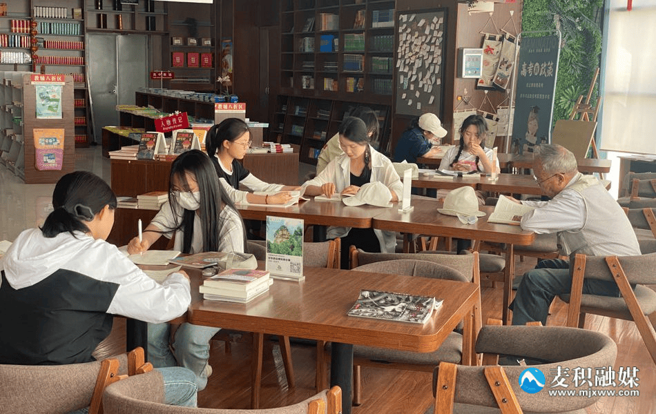 夏日书香醉人 麦积区新华书店读书氛围浓厚
