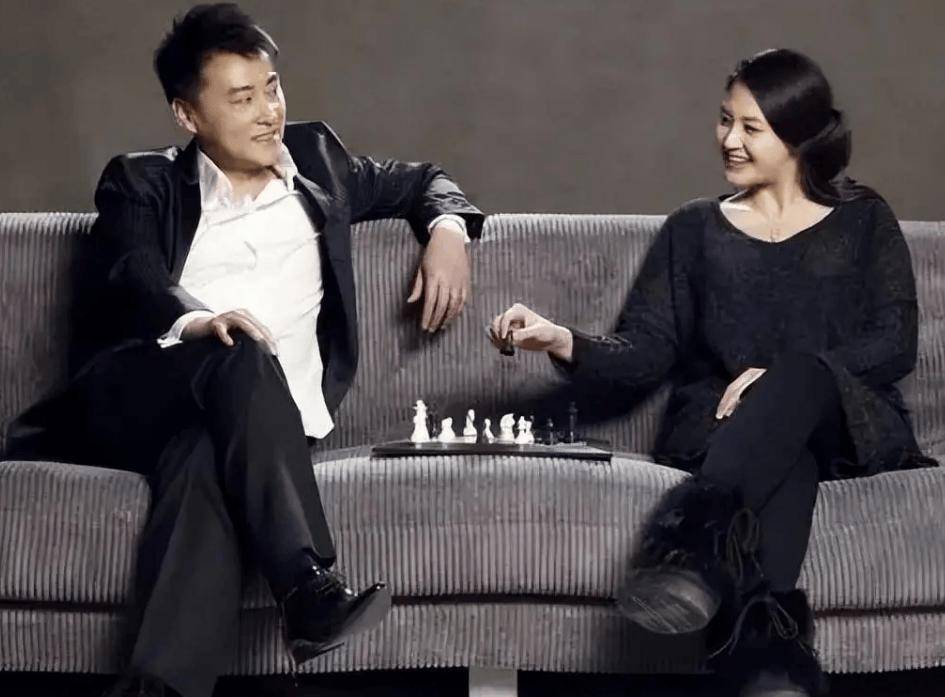 儿子出生后,刘小锋就让妻子朱墨放弃了演艺事业,自己一个人赚钱养家