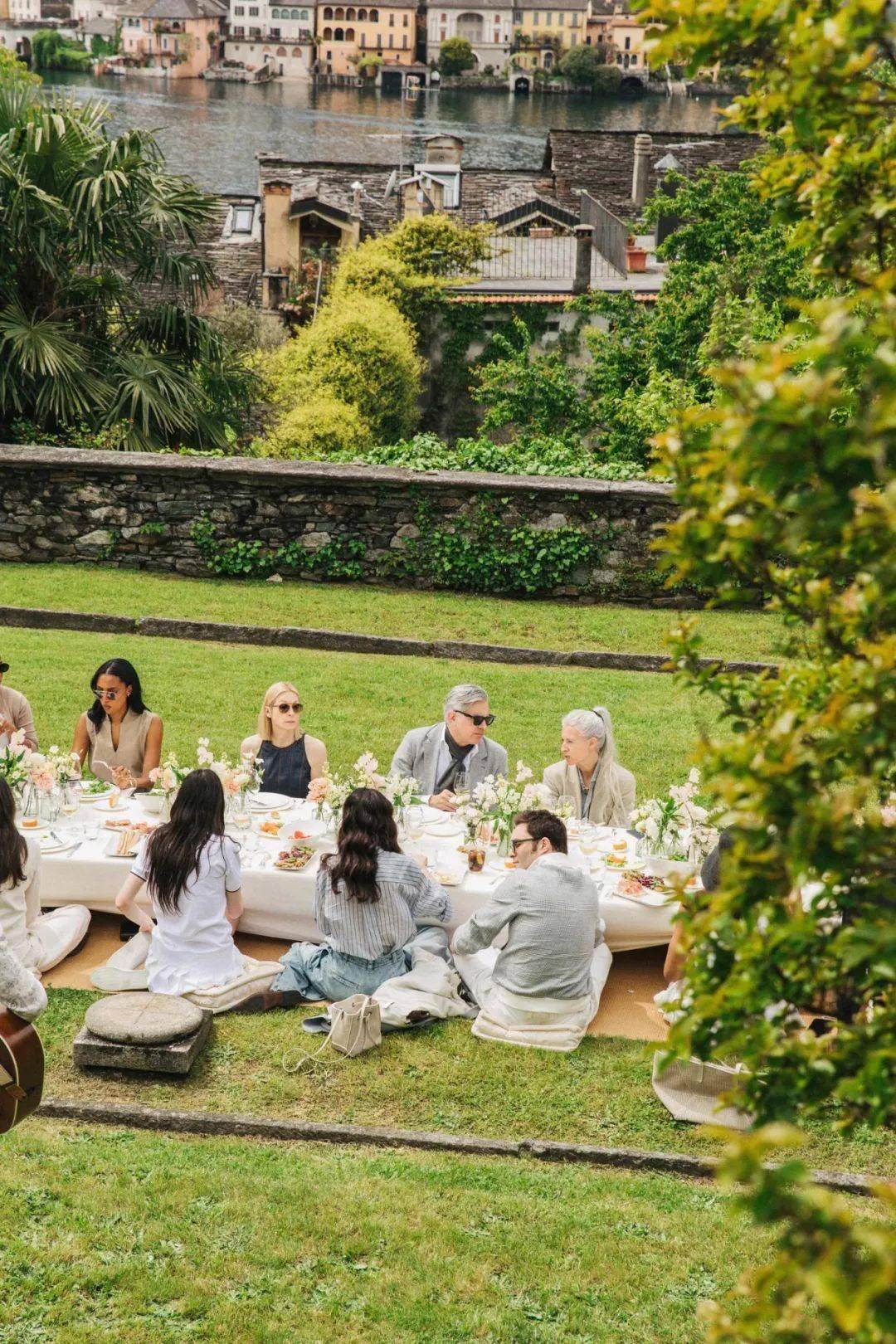 mytheresa: 奢侈品电商玩家的最后坚守者