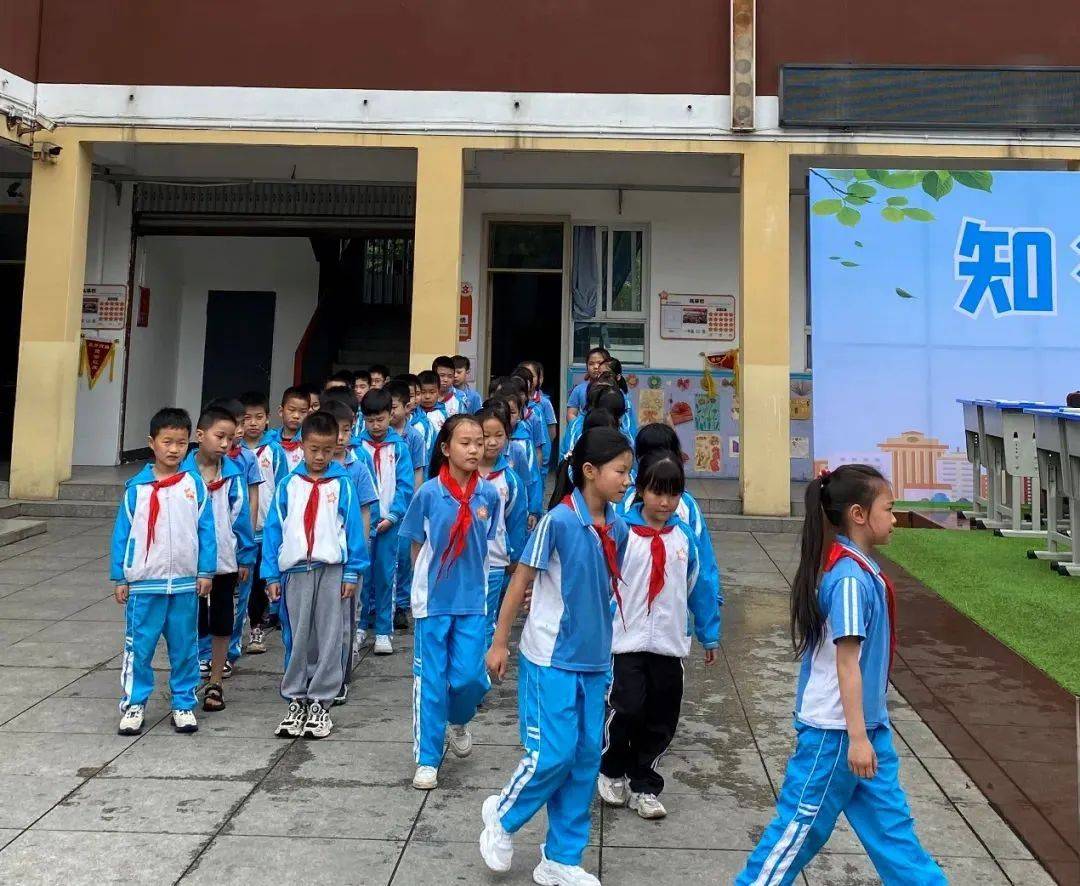 现场丨郫都区团结红星小学校开展品格一日常规评比活动