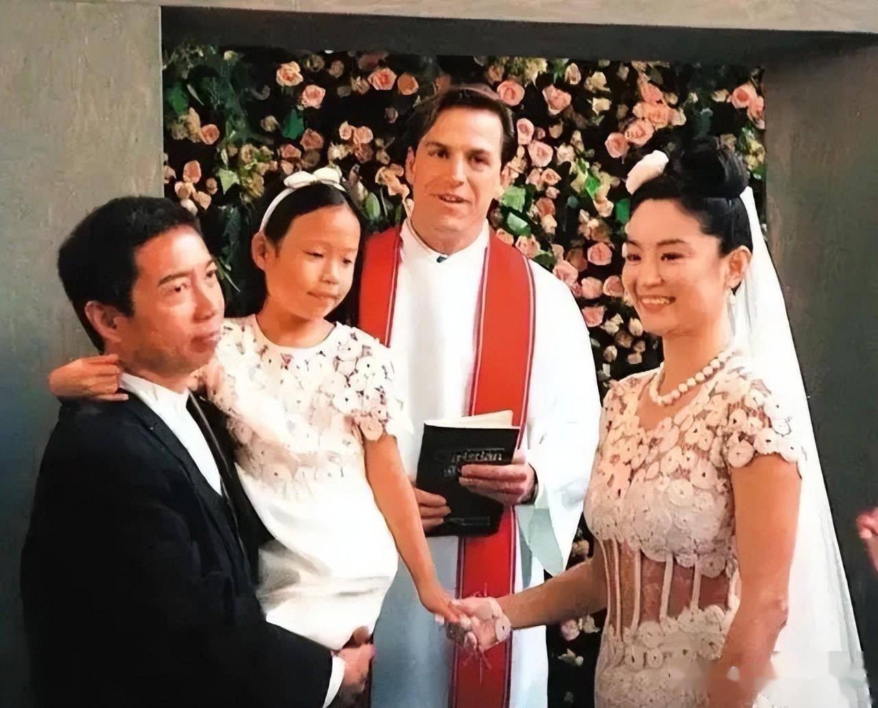 林青霞,价值500万港币的香奈儿铜钱婚纱,看的我密集恐惧症犯了