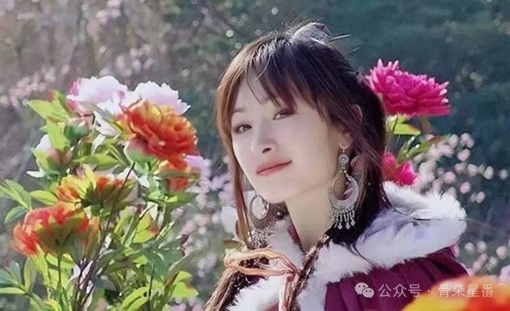 未满40岁却已经入行35年,4岁出演《唐明皇》里的童年咸宜公主,6岁在