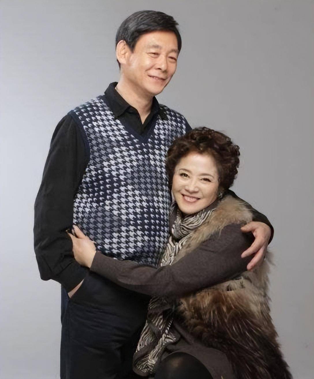 结婚5年丈夫去世二婚带女儿嫁美国人2年后离婚如今咋样了