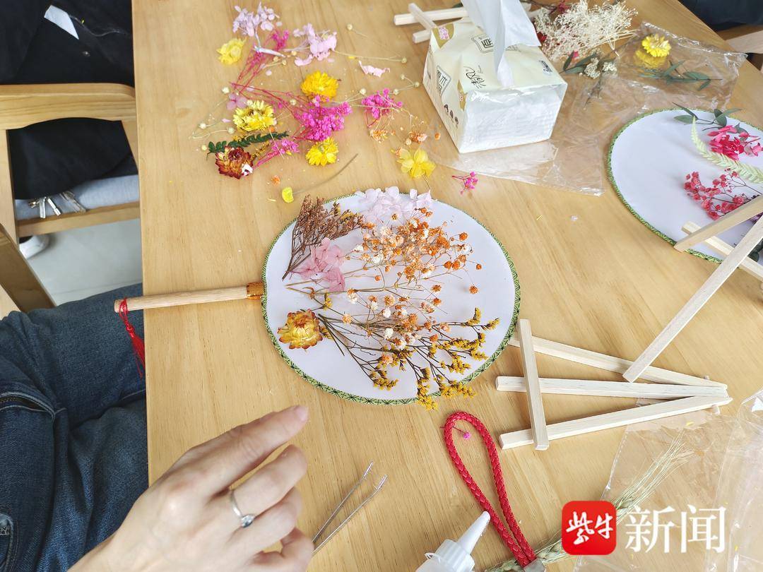 "国风雅韵 制扇至美"常熟市碧溪街道东张社区开展非遗团扇diy活动