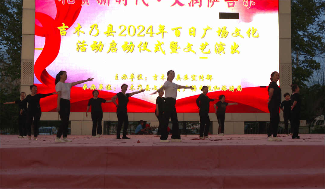 吉木乃县文化馆干部曹雪姣说:"百日广场文化活动让广大群众在家门口